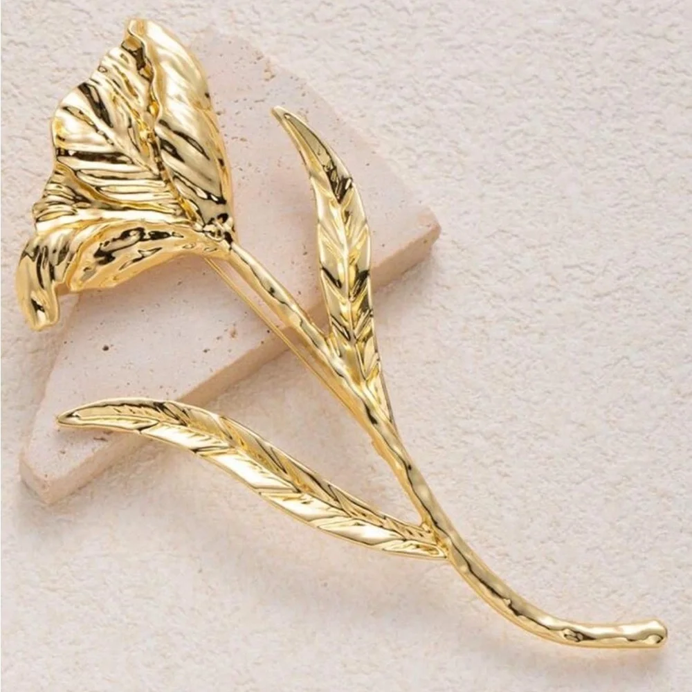 Luxurious Gold Floral Brooch